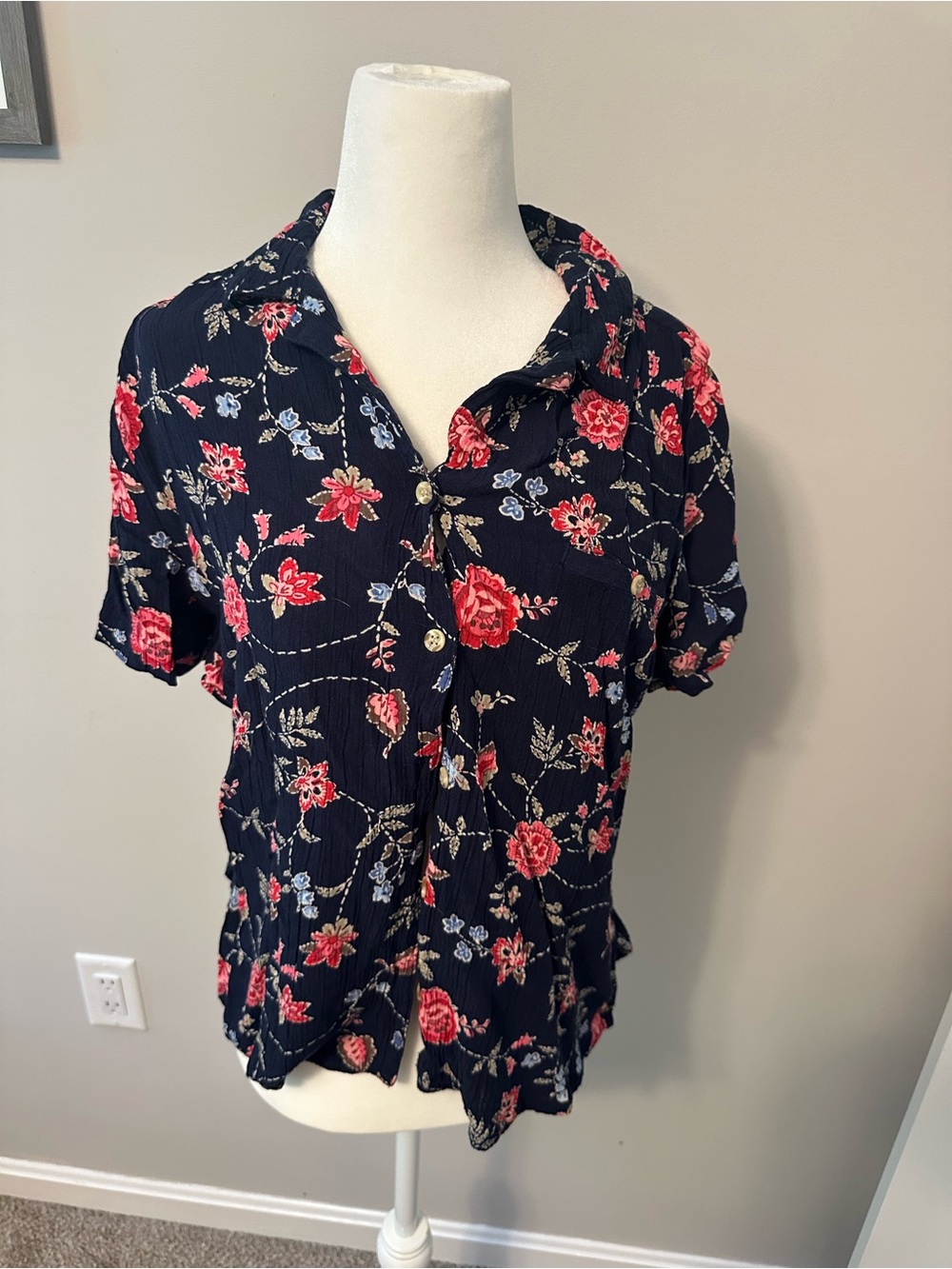 Jaclyn Smith Navy Button-Front Short Sleeve Top with Red Floral Print